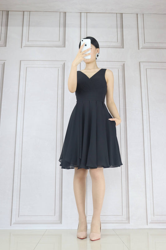 Stiuus Black V-Neck Sleeveless Pleated Short Prom Dress