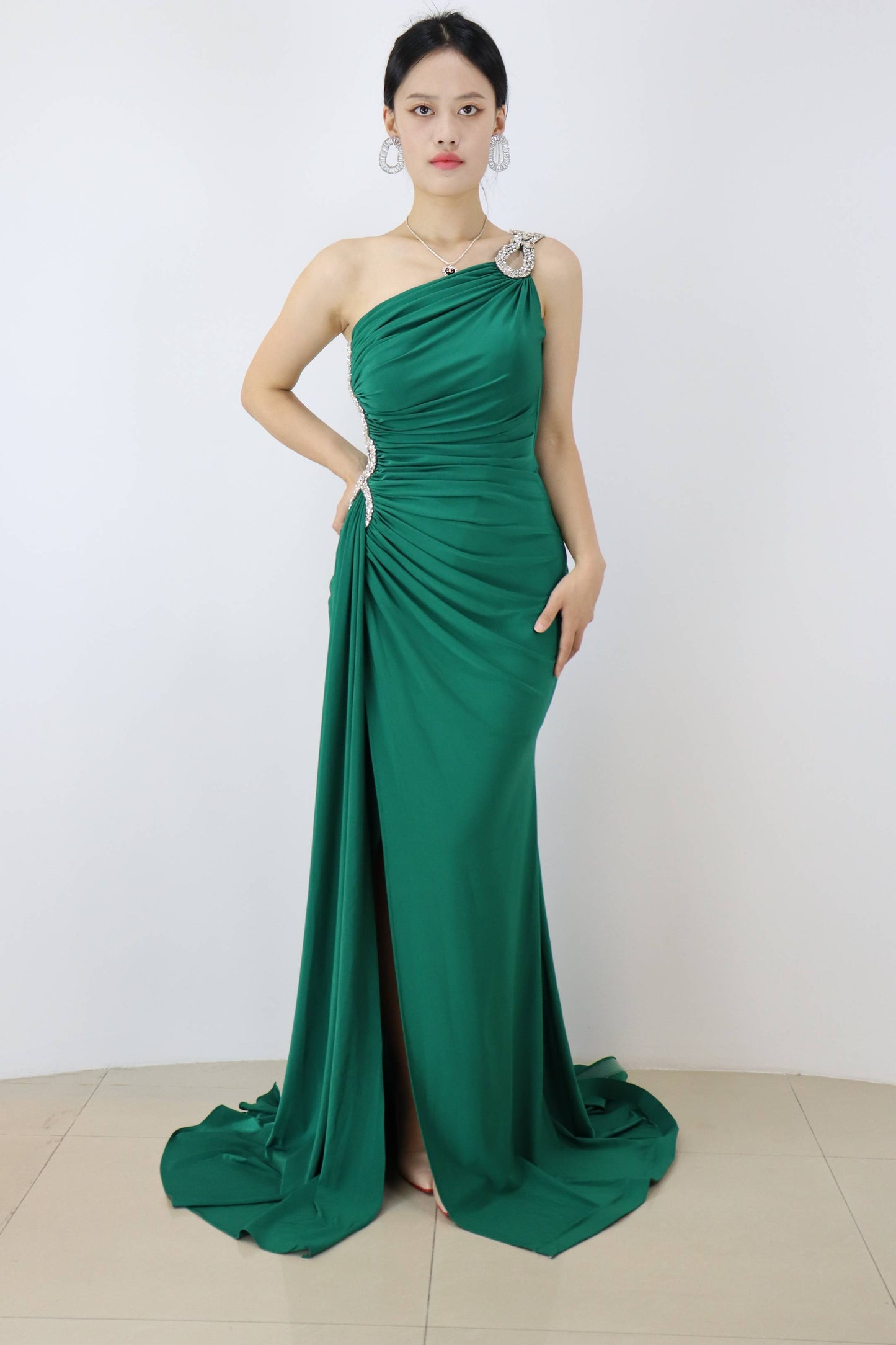 Stiuus Green Off Shoulders Sleeveless Beaded Prom Dress